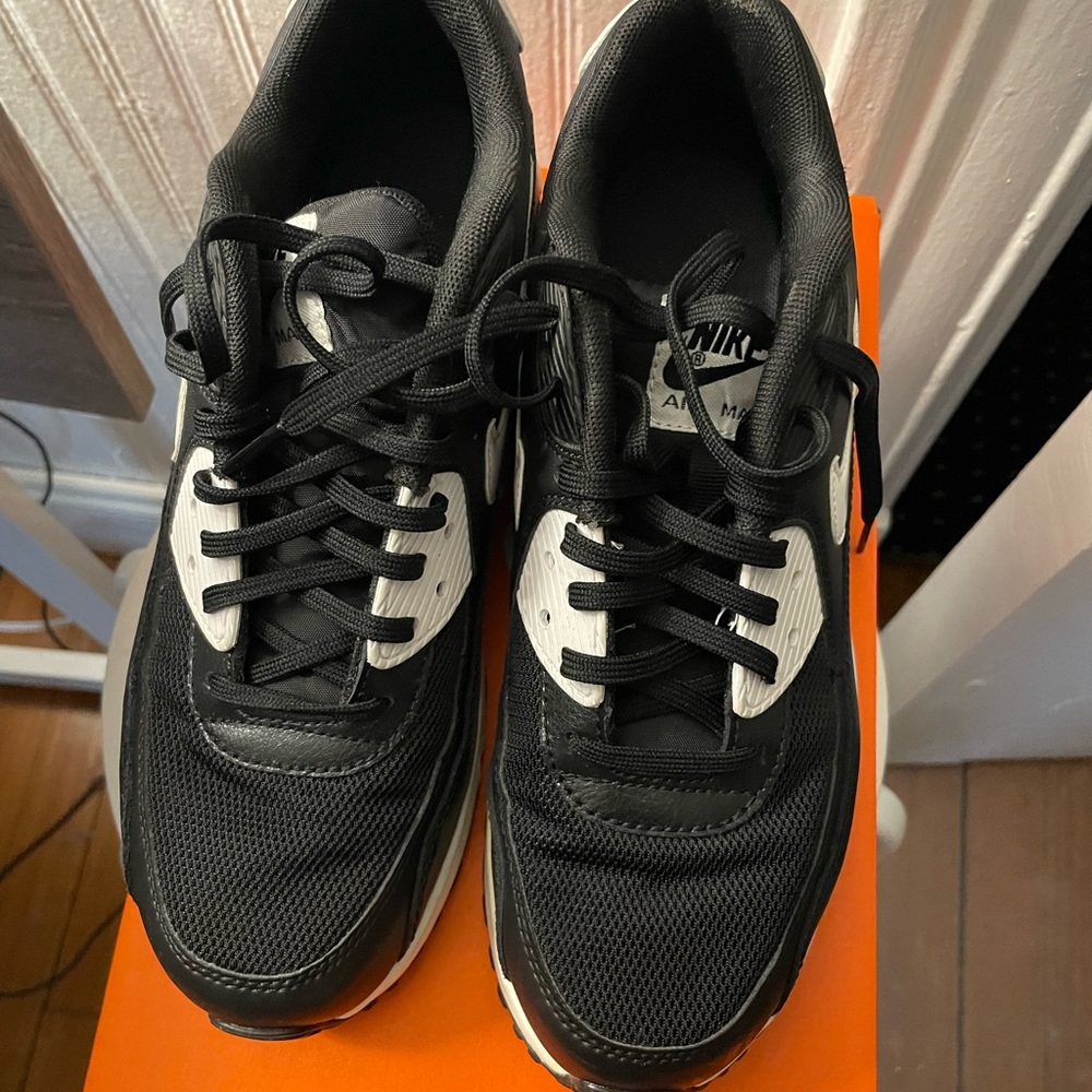 Nike Air Max. I have a box, not the correct box. Scuffs on the sides & bottom.
